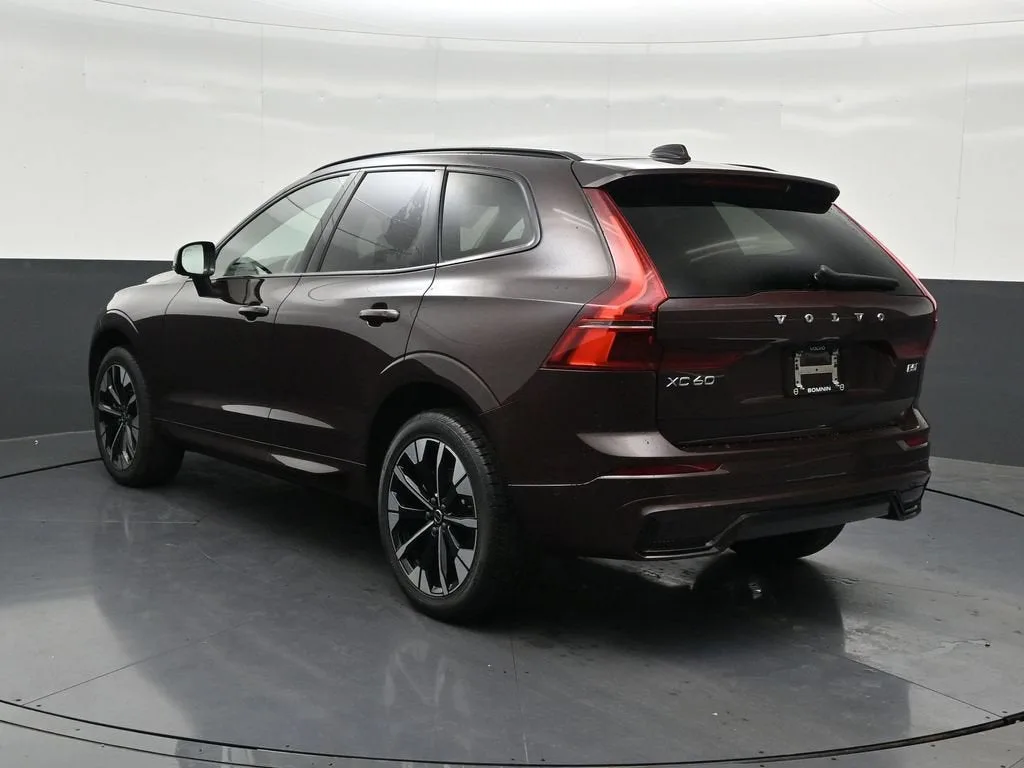 2026 Volvo XC60 Plus photo 3