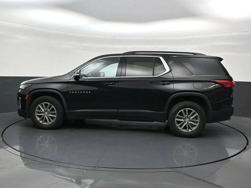 2023 Chevrolet Traverse LT Cloth photo 2