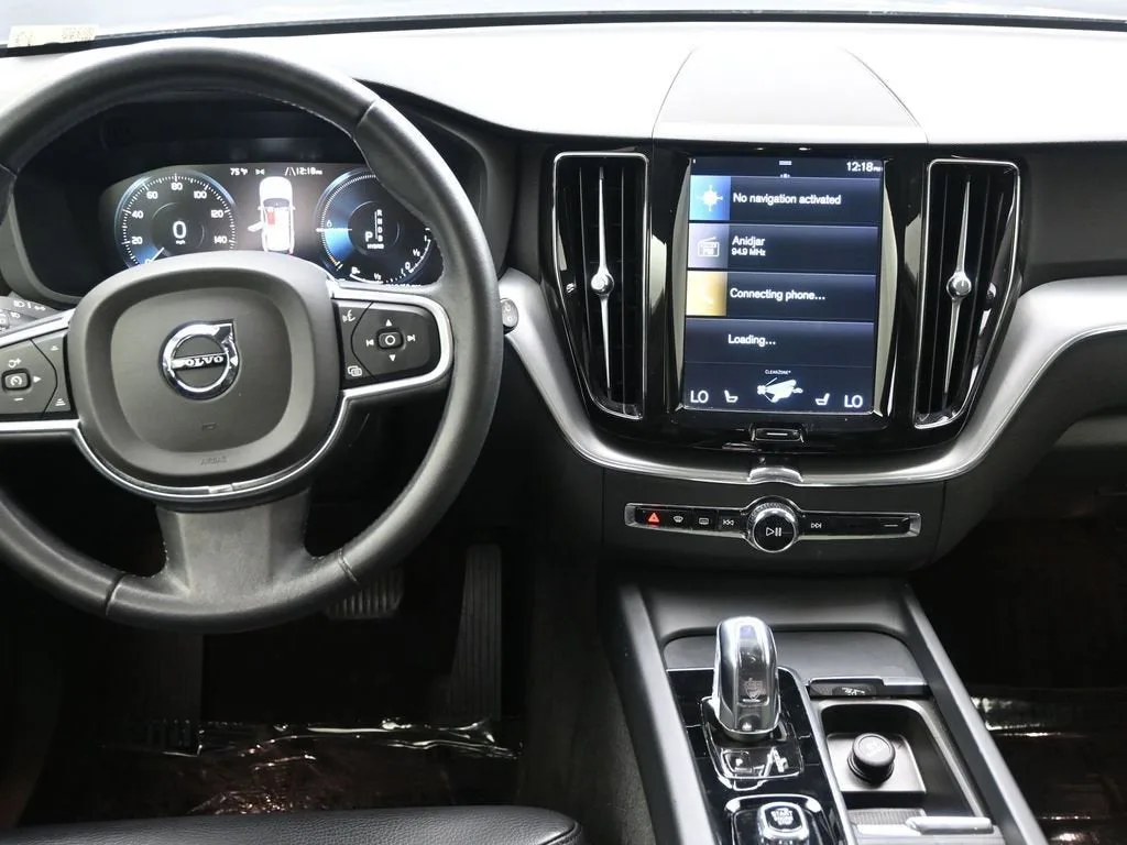 2019 Volvo XC60 Hybrid T8 Momentum photo 11
