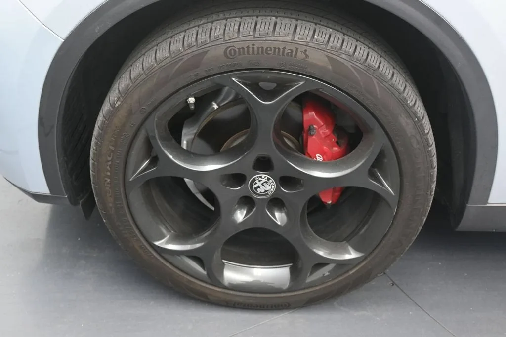 2024 Alfa Romeo Stelvio Ti AWD photo 9