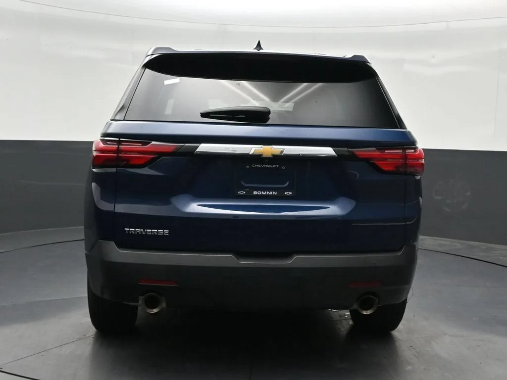 2023 Chevrolet Traverse LS photo 4