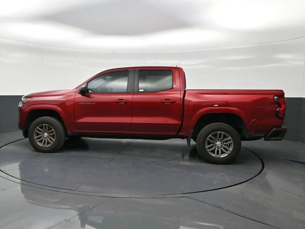 2023 Chevrolet Colorado LT photo 2