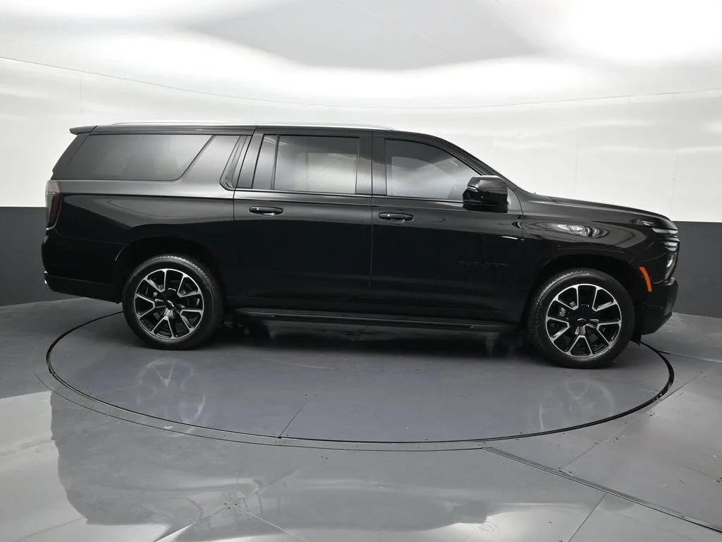 2025 Chevrolet Suburban RST photo 7