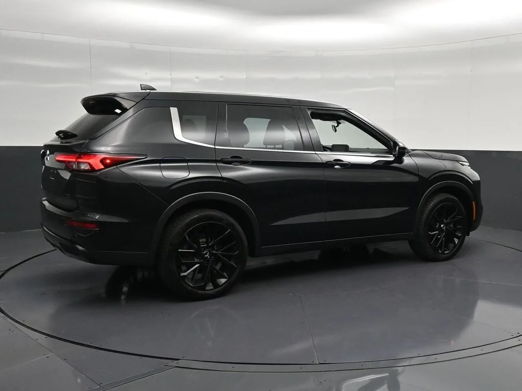2023 Mitsubishi Outlander SE photo 3