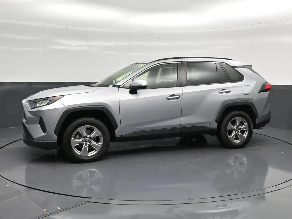 2022 Toyota RAV4 Hybrid LE photo 7