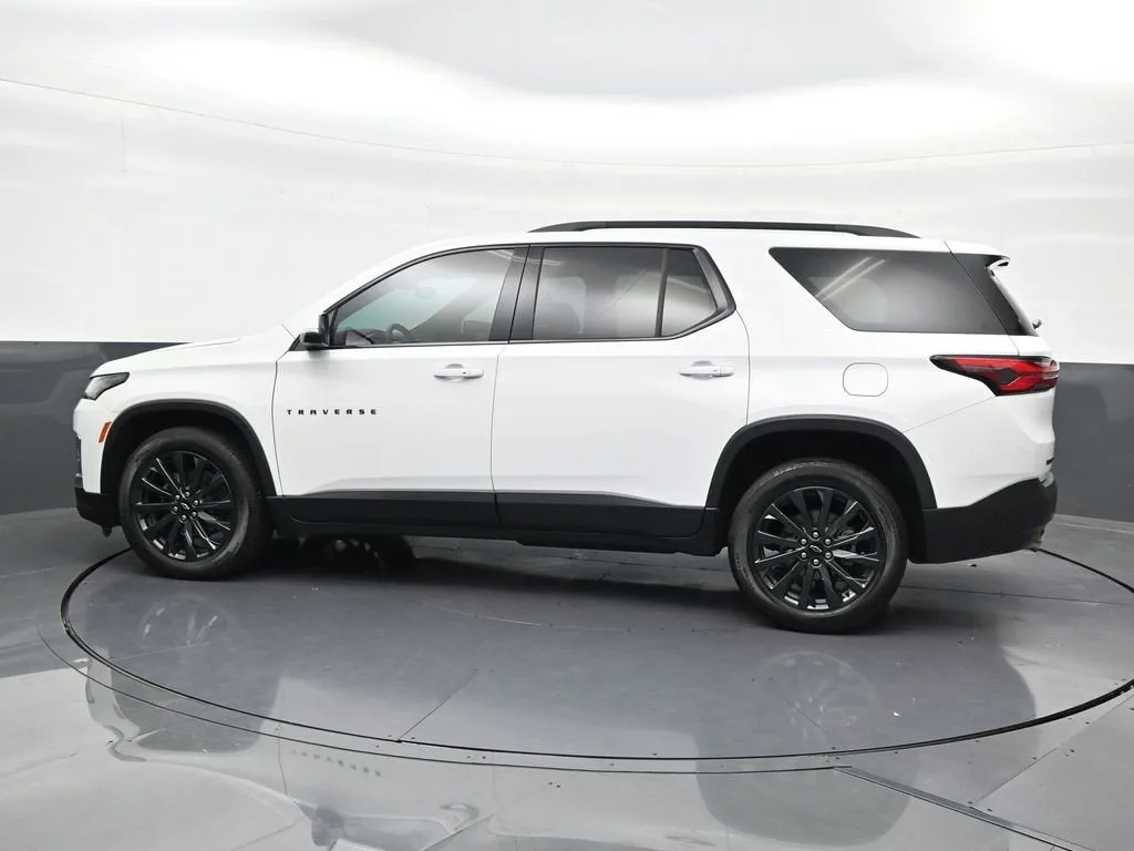 2023 Chevrolet Traverse RS photo 2