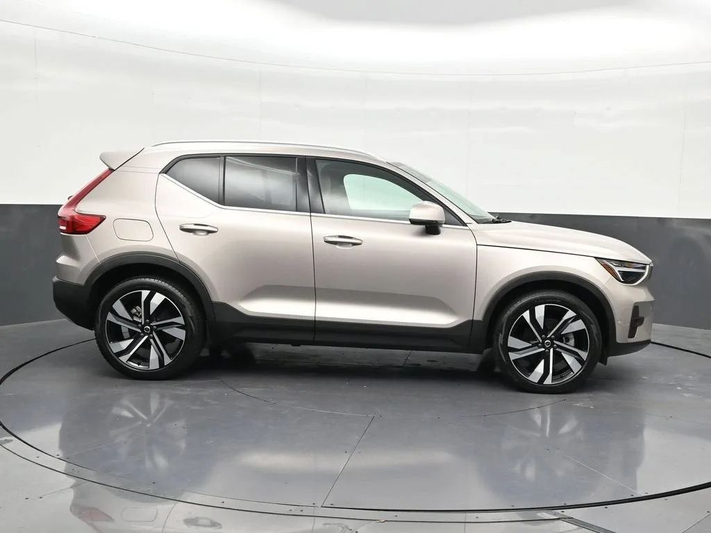 2024 Volvo XC40 B5 Plus Bright Theme photo 7