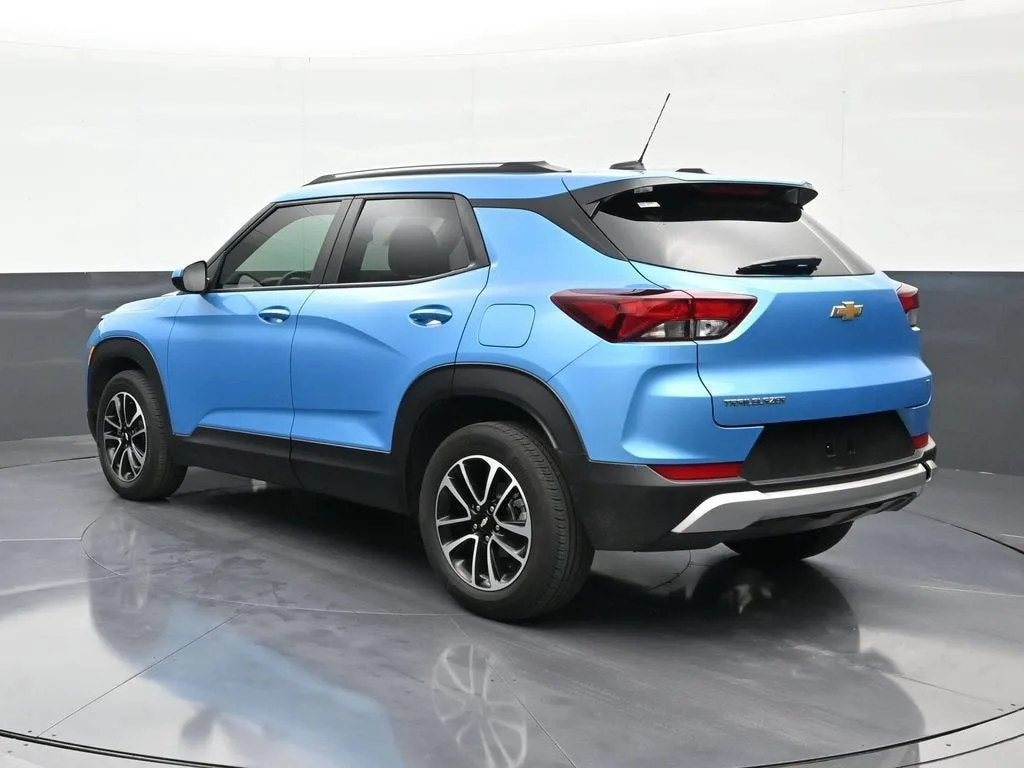 2025 Chevrolet Trailblazer LT photo 3