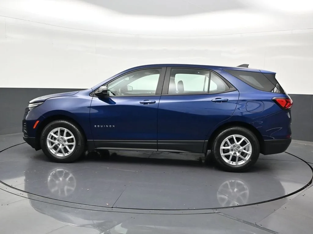 2023 Chevrolet Equinox LS photo 2