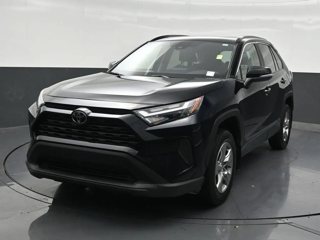 2025 Toyota RAV4 XLE photo 9