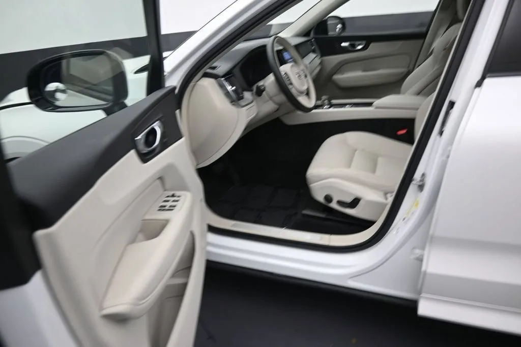 2025 Volvo XC60 B5 Plus photo 11