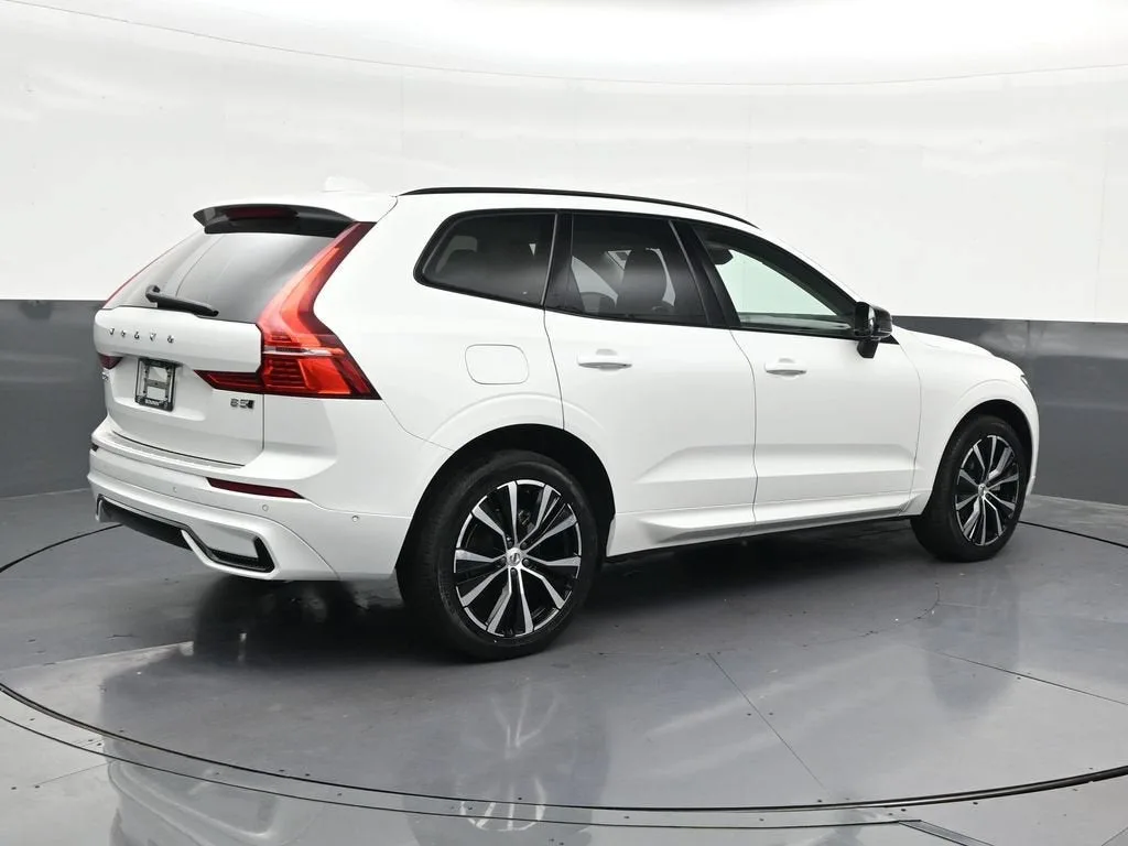 2025 Volvo XC60 B5 Plus photo 6