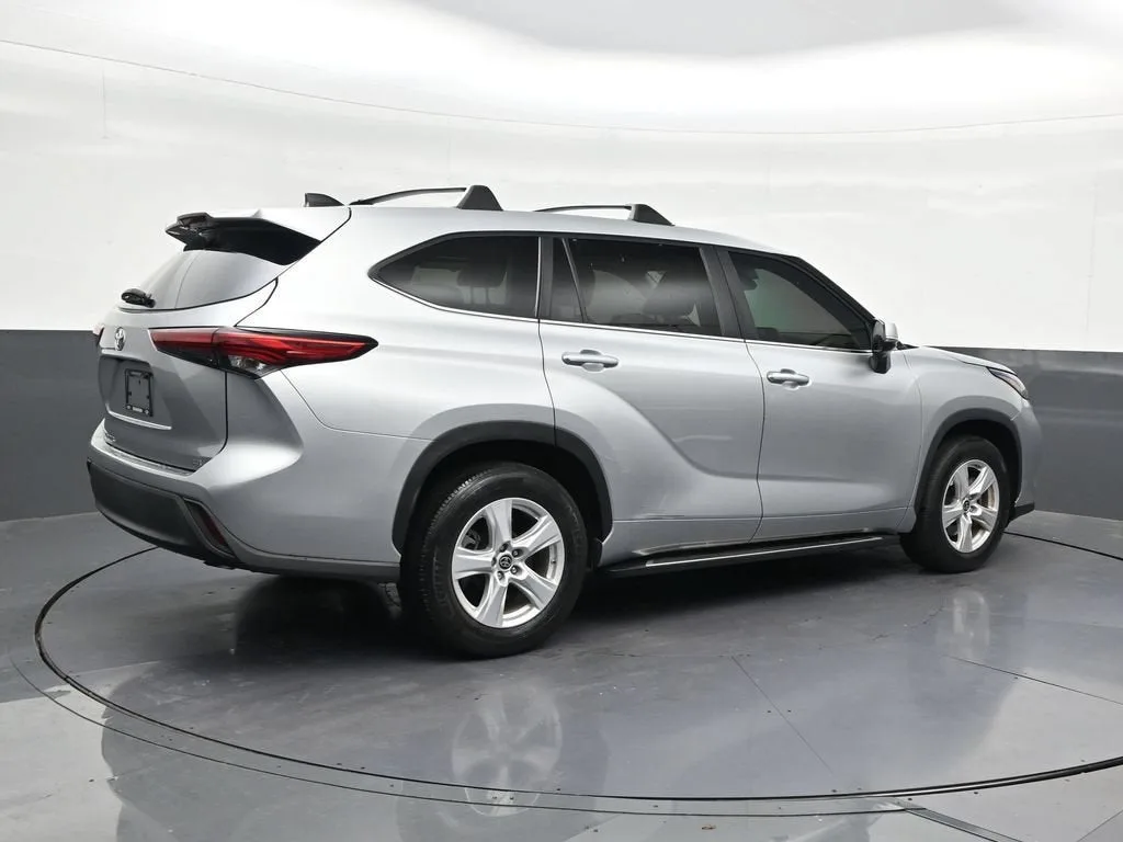 2023 Toyota Highlander L photo 5