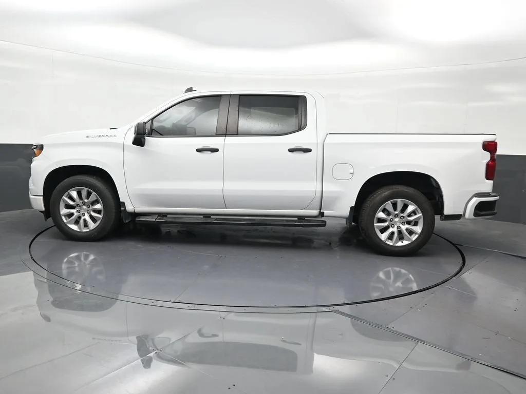 2023 Chevrolet Silverado 1500 Custom photo 2