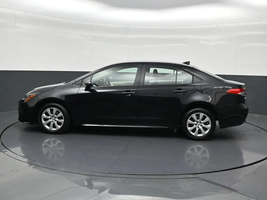 2025 Toyota Corolla LE photo 2