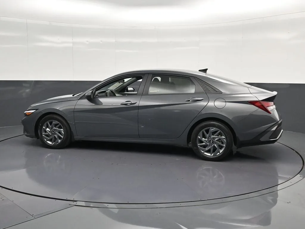 2024 Hyundai Elantra SEL photo 8