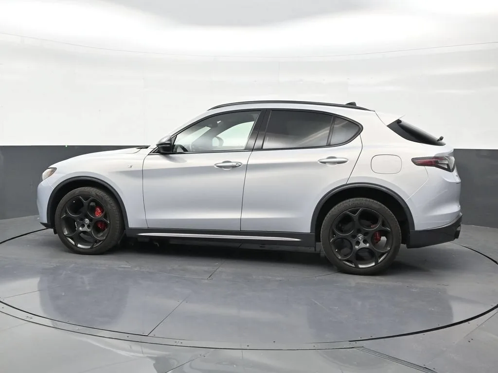 2024 Alfa Romeo Stelvio Ti AWD photo 2