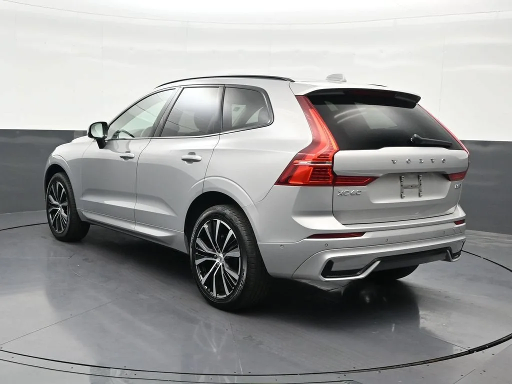 2024 Volvo XC60 B5 Plus Dark Theme photo 3
