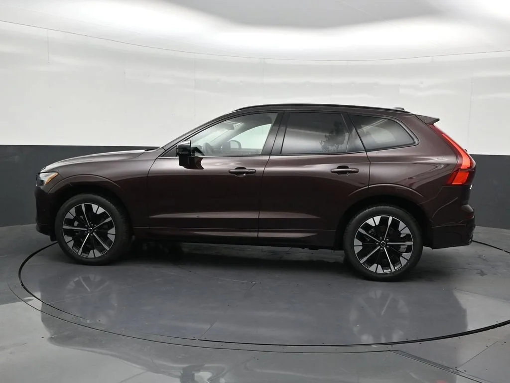 2026 Volvo XC60 Plus photo 2
