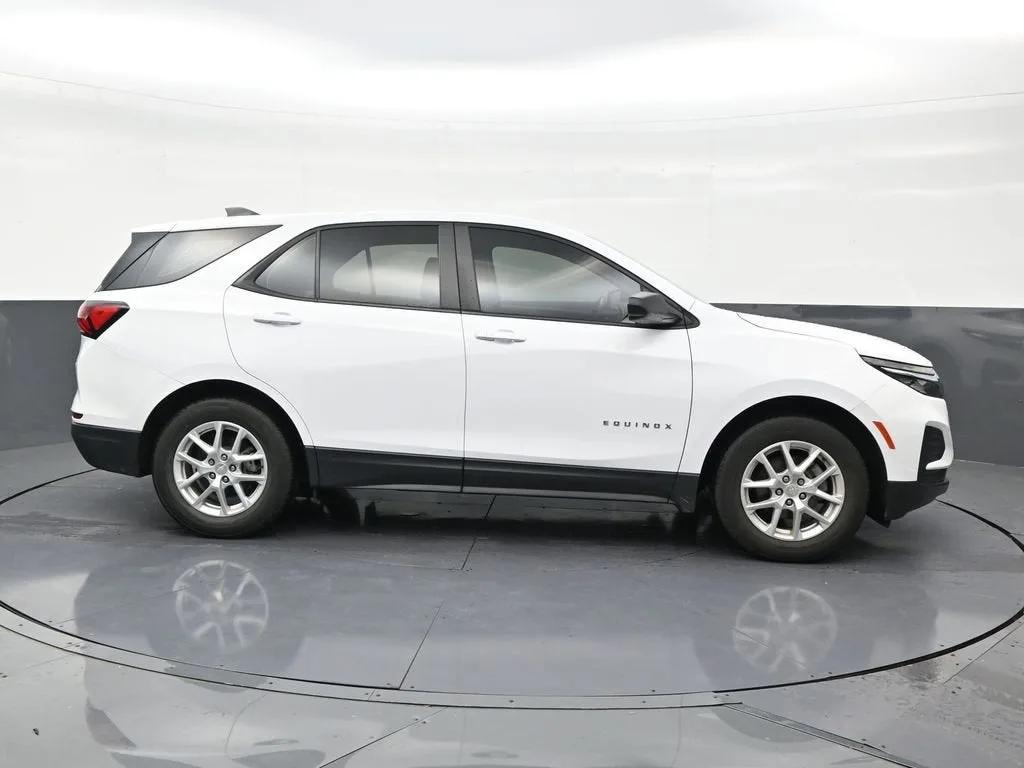 2023 Chevrolet Equinox LS photo 6