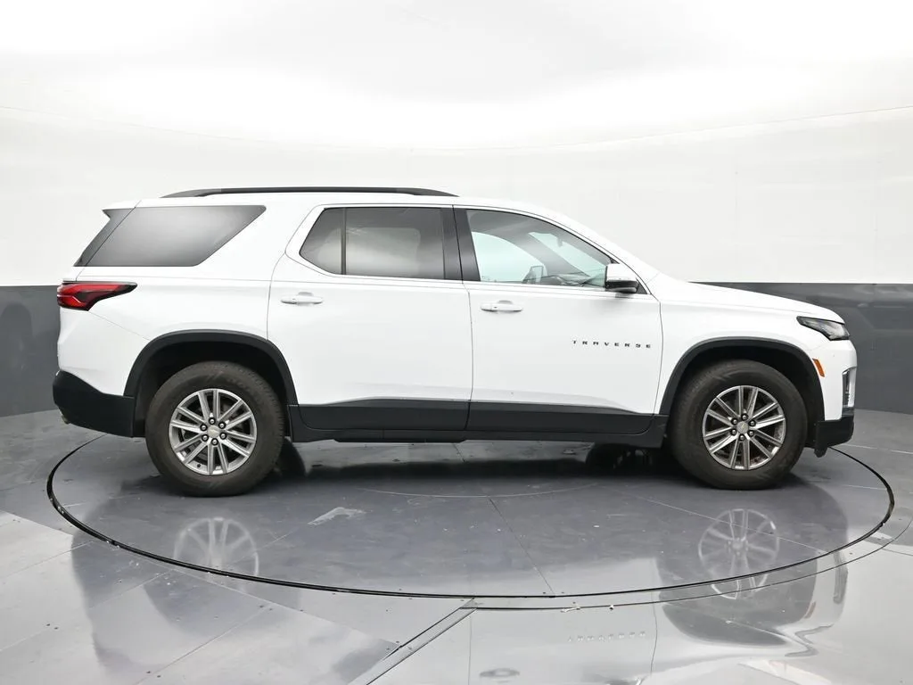 2022 Chevrolet Traverse LT Leather photo 6