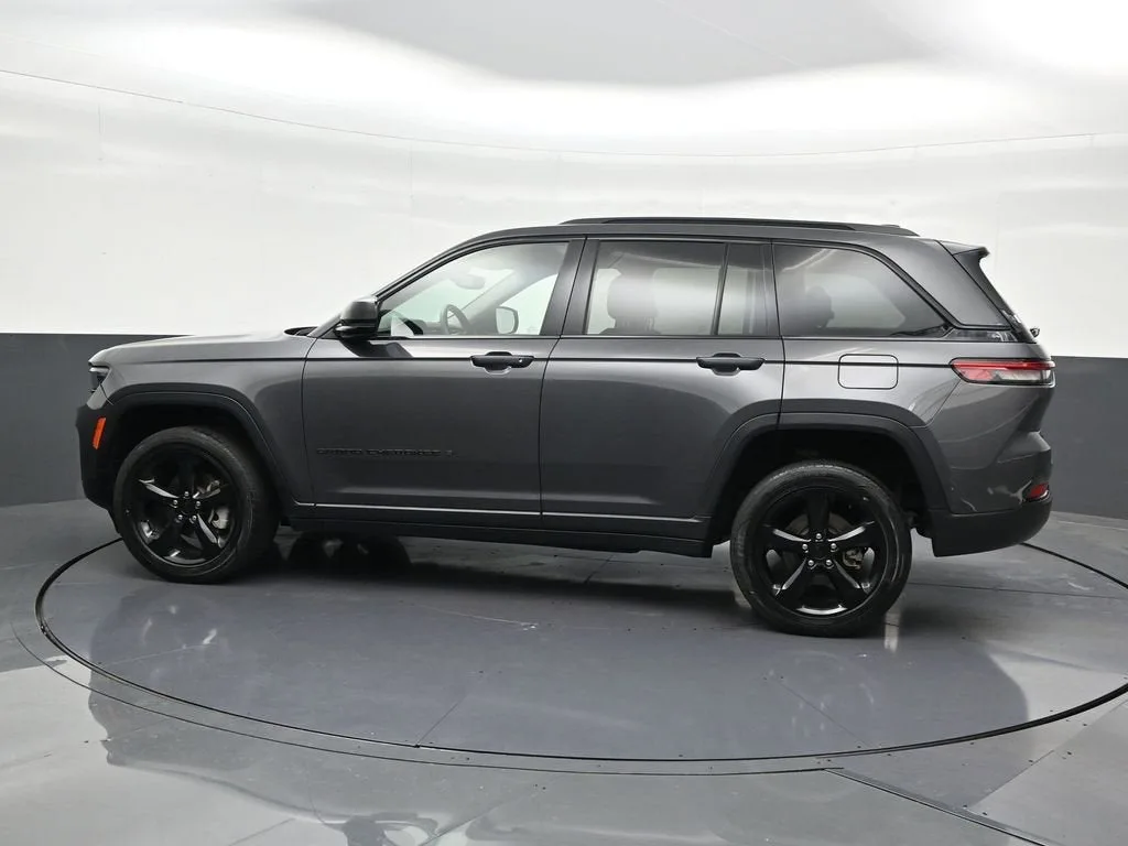 2023 Jeep Grand Cherokee Limited 4x2 photo 2