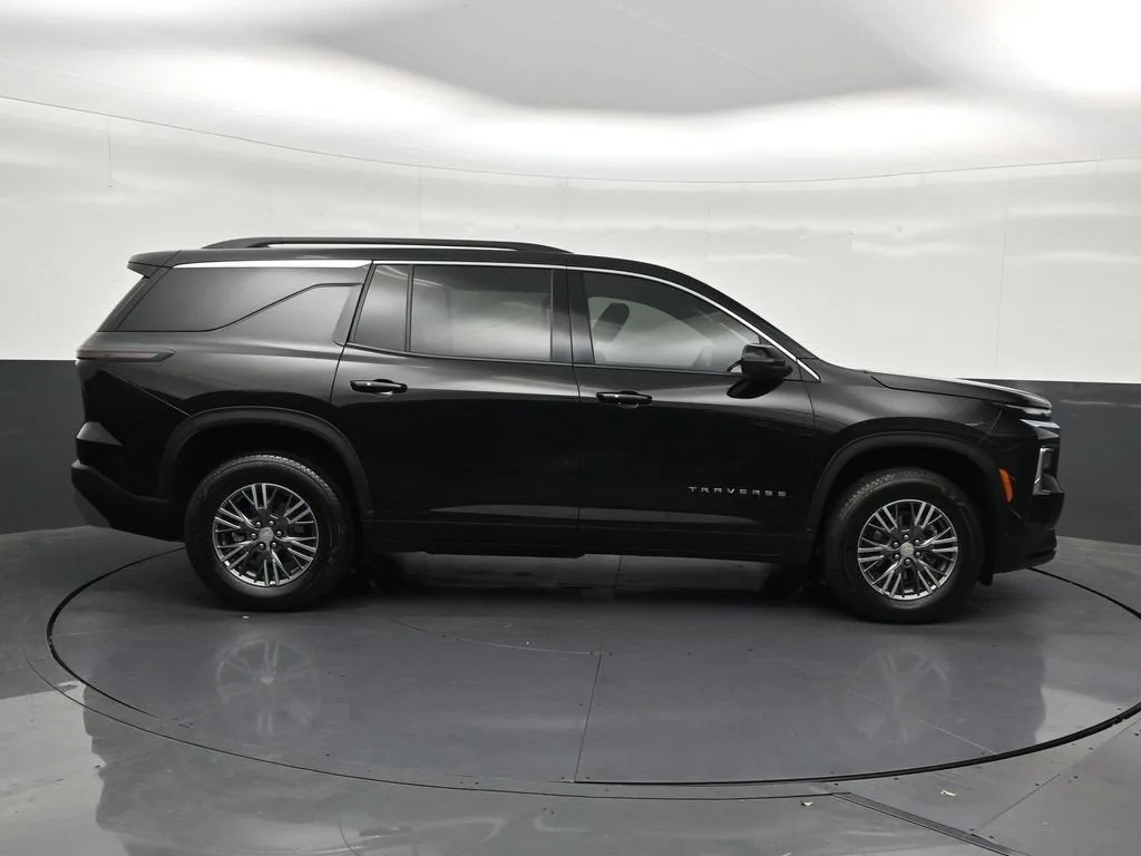 2026 Chevrolet Traverse LT photo 7