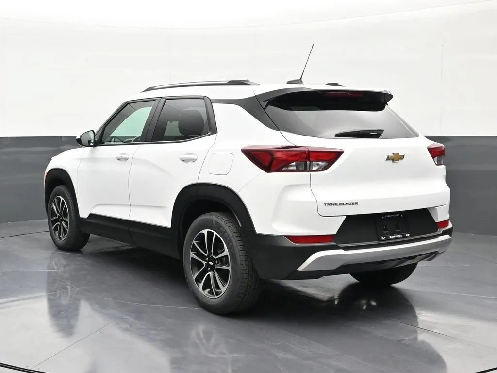 2024 Chevrolet Trailblazer LT photo 3