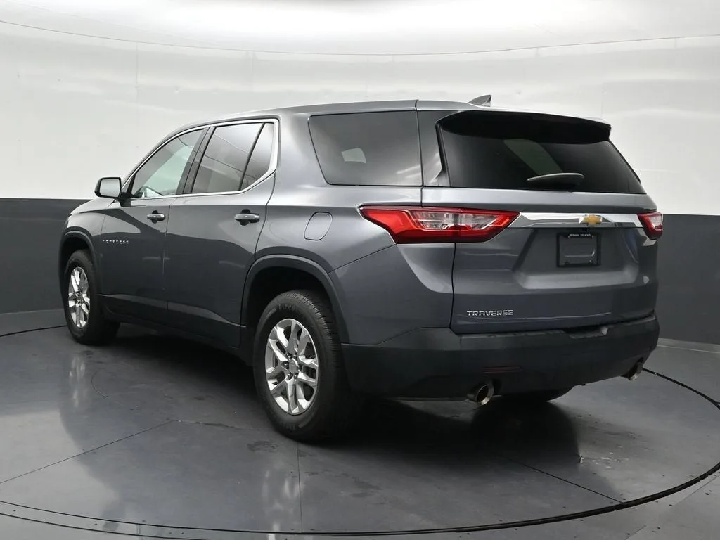 2021 Chevrolet Traverse LS photo 3