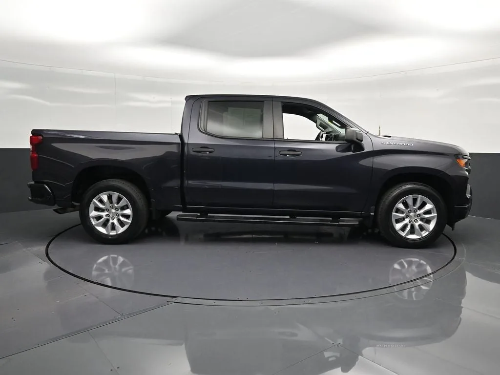 2023 Chevrolet Silverado 1500 Custom photo 4