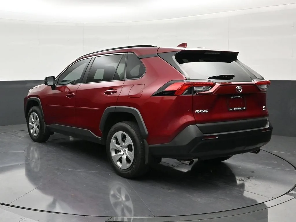 2021 Toyota RAV4 LE photo 3
