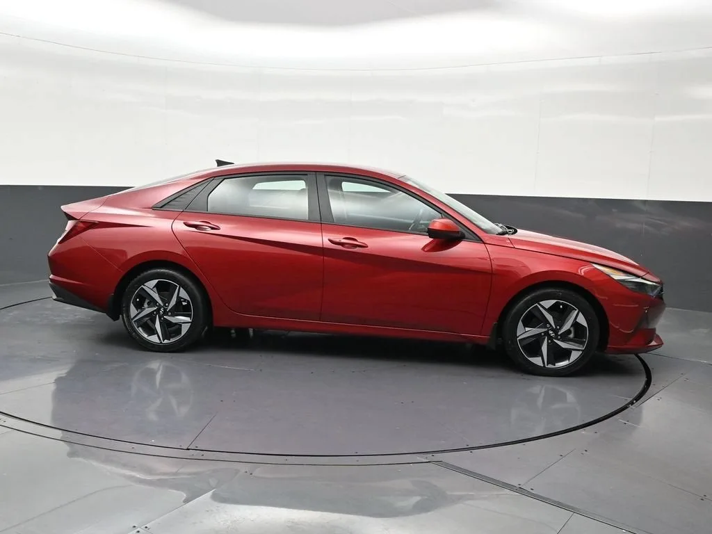2023 Hyundai Elantra SEL photo 7