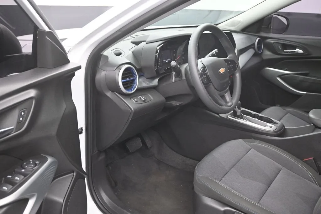 2024 Chevrolet Trax LS photo 9