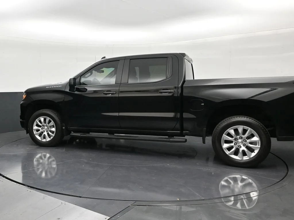 2025 Chevrolet Silverado 1500 Custom photo 2
