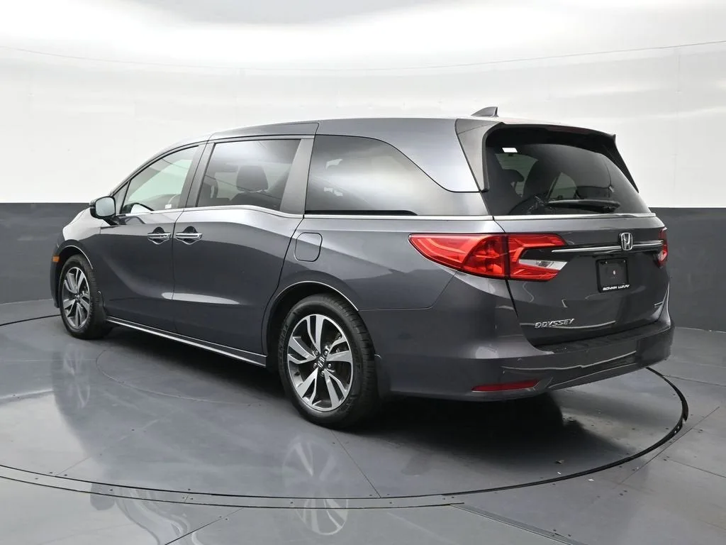 2021 Honda Odyssey Touring photo 3