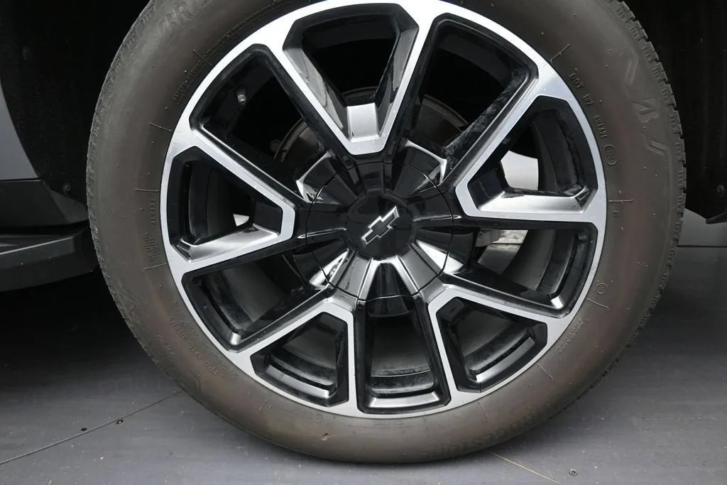 2024 Chevrolet Suburban RST photo 10