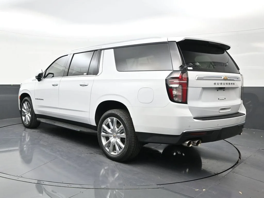 2022 Chevrolet Suburban High Country photo 3