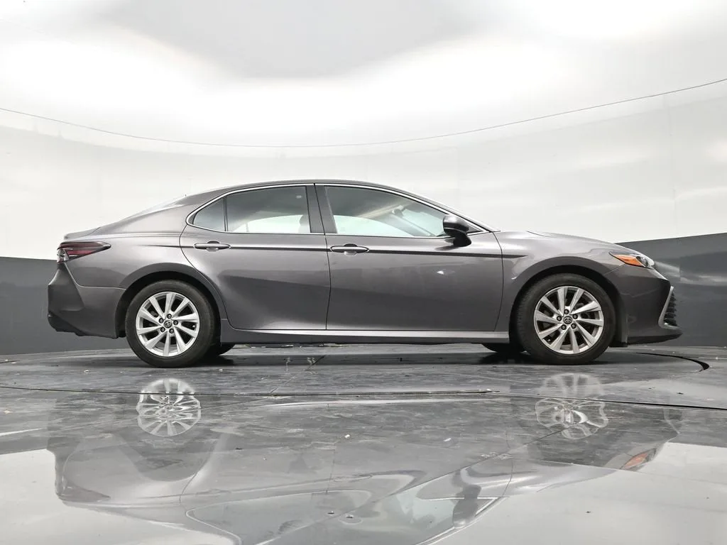 2022 Toyota Camry LE photo 25