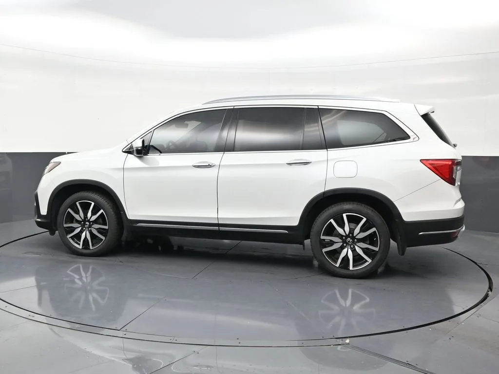 2022 Honda Pilot 2WD Touring 7 Passenger photo 2