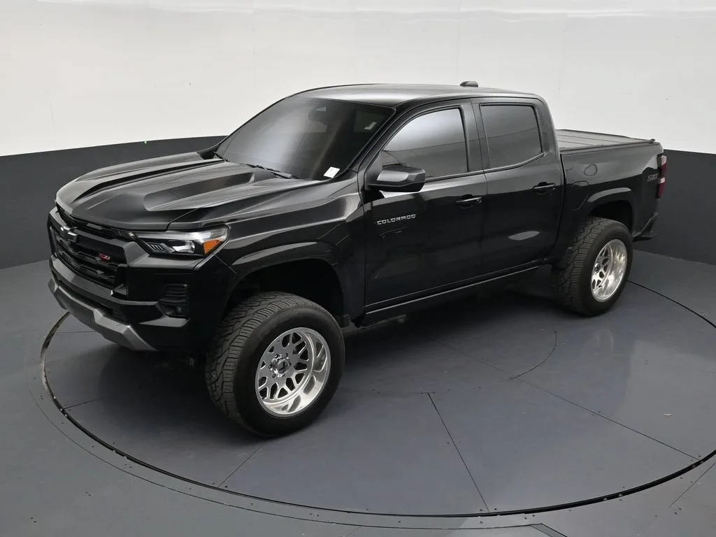 2025 Chevrolet Colorado Z71 photo 12