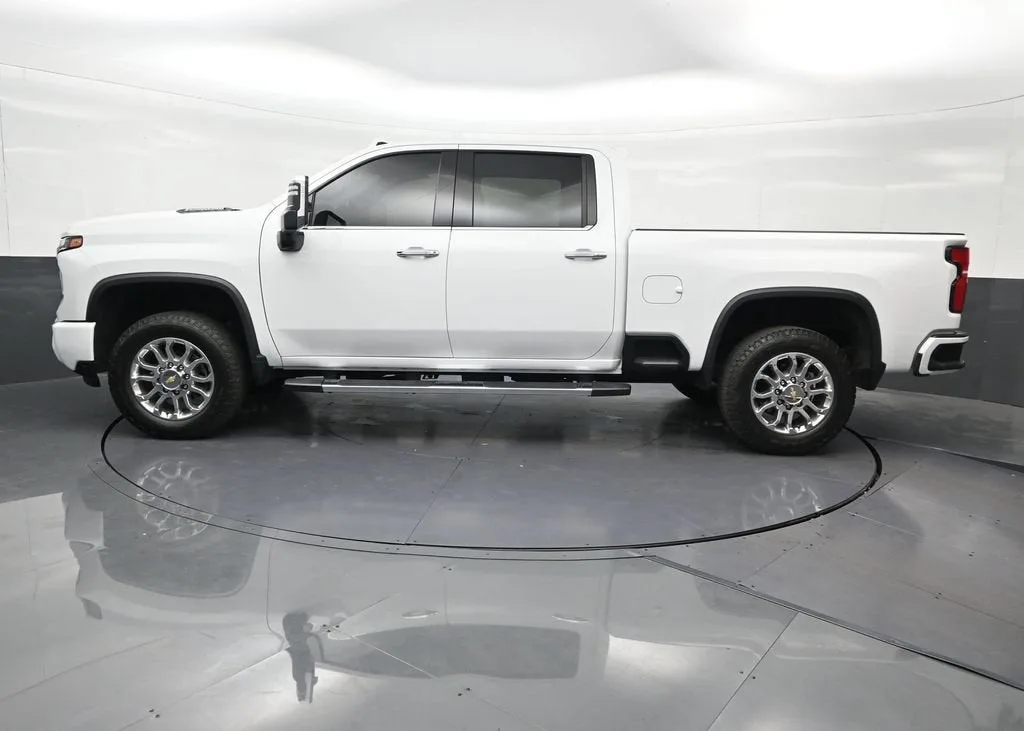 2025 Chevrolet Silverado 2500 HD LTZ photo 2