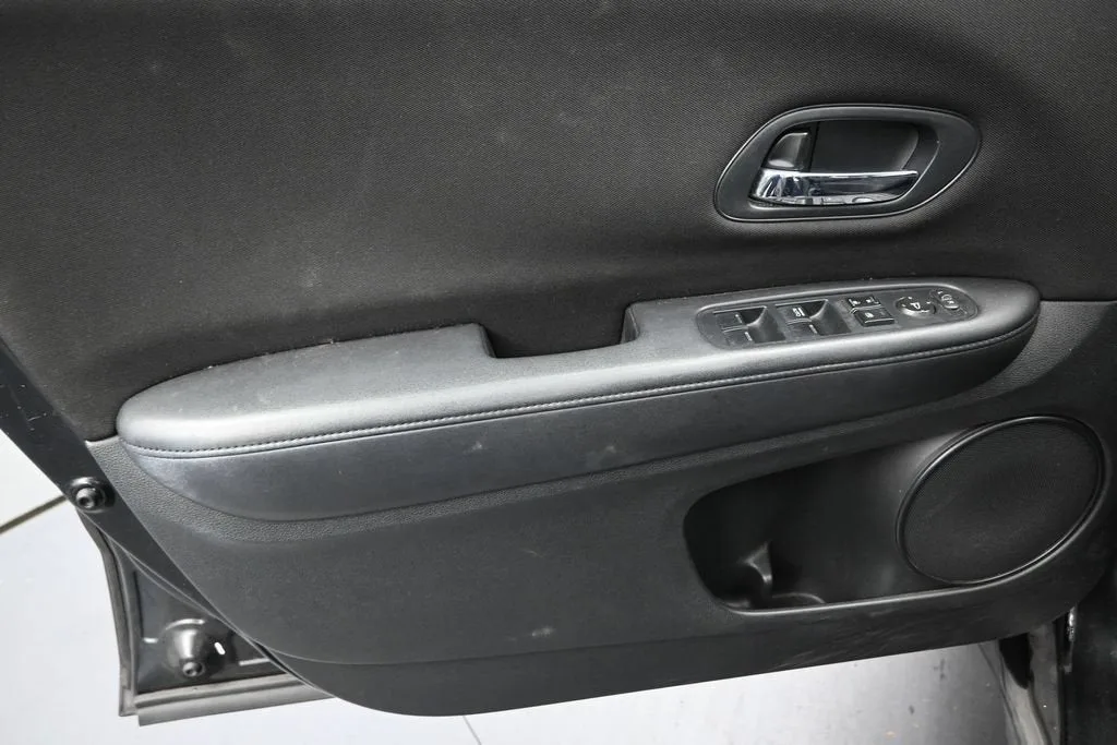 2016 Honda HR-V LX photo 10