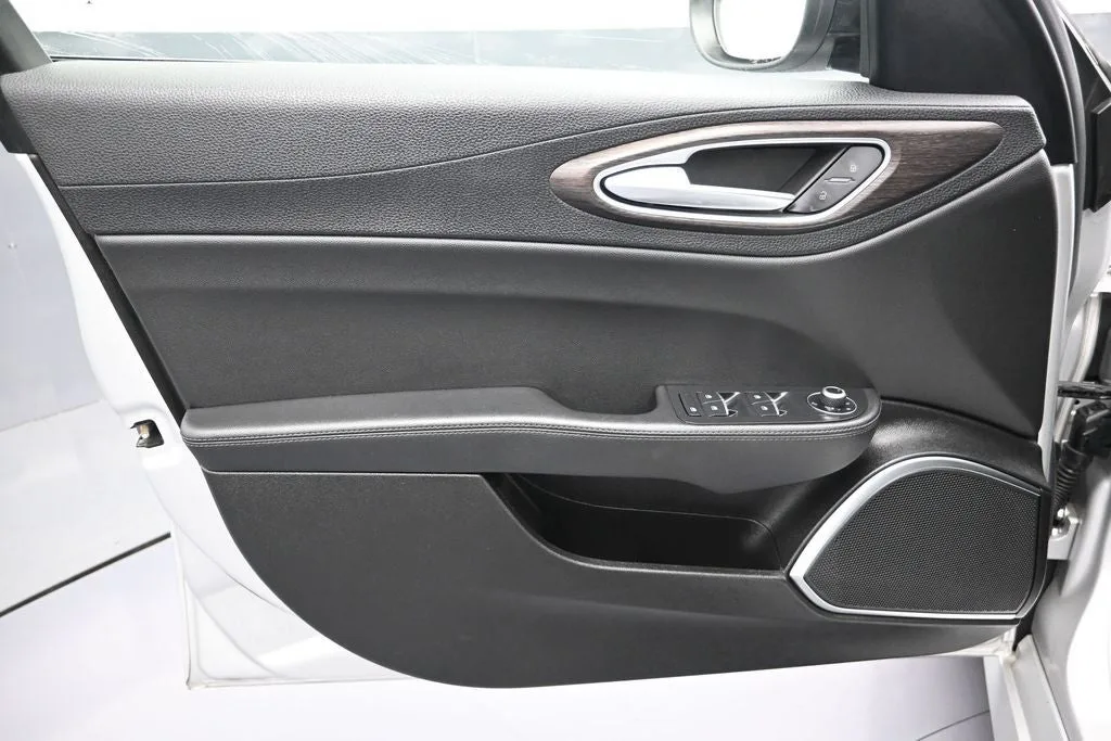 2021 Alfa Romeo Giulia Ti photo 11