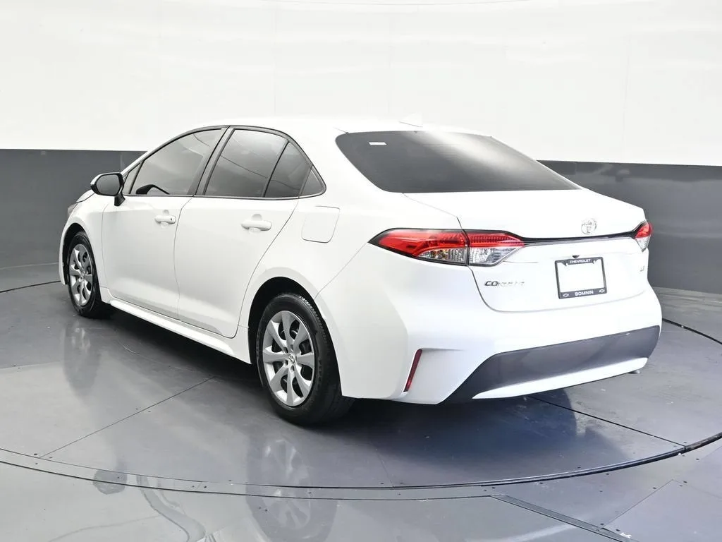 2021 Toyota Corolla LE photo 3