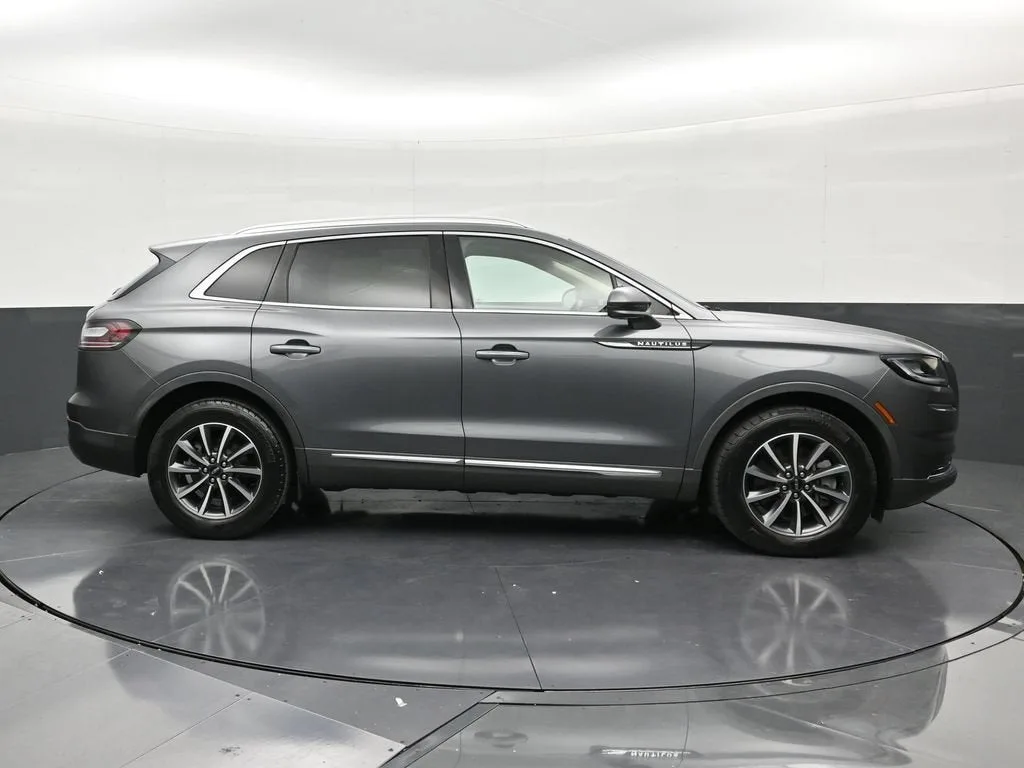 2022 Lincoln Nautilus Standard photo 6