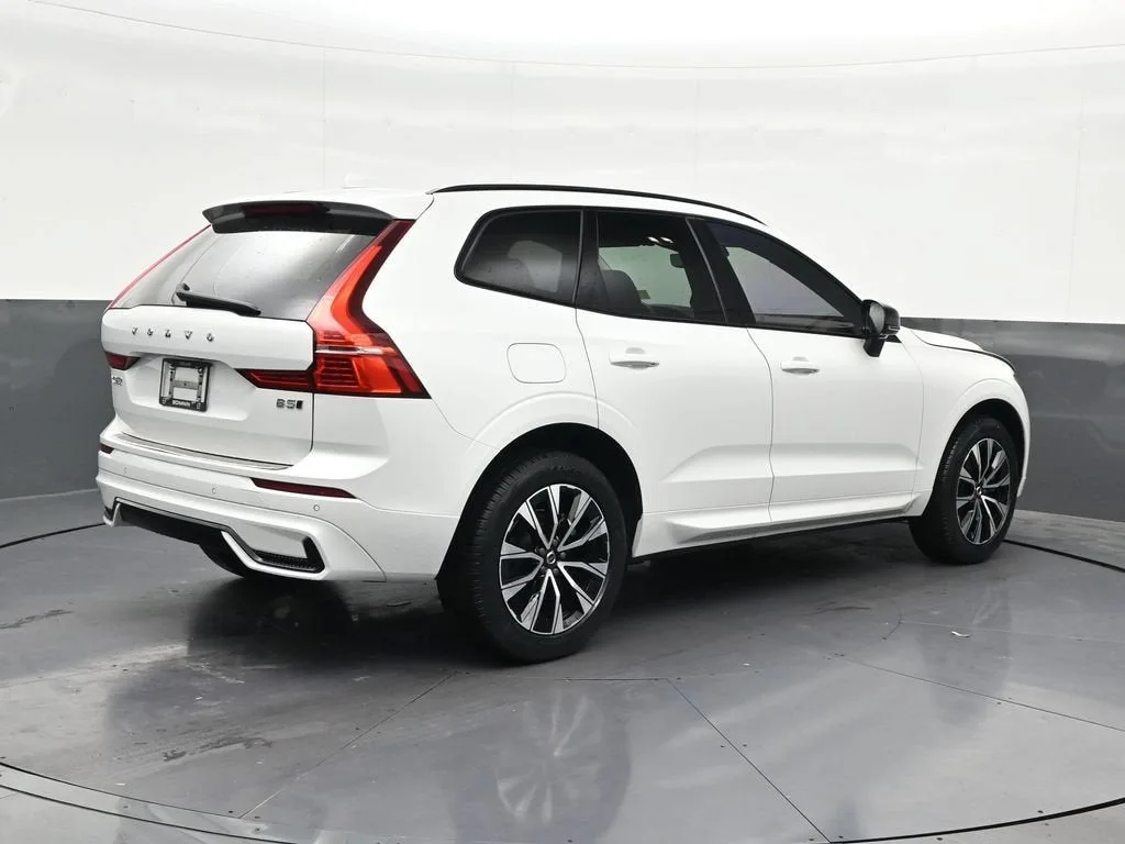2024 Volvo XC60 B5 Core Dark Theme photo 6