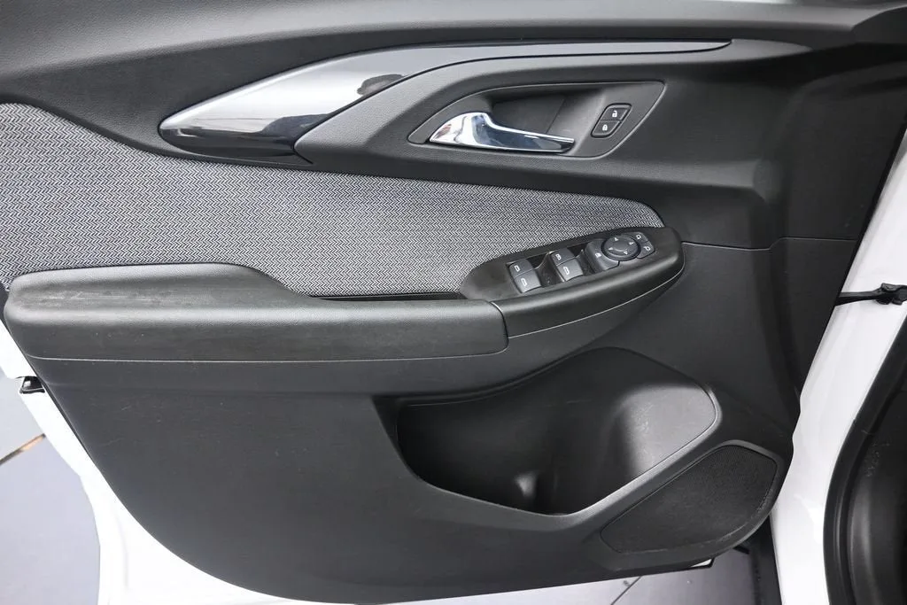 2023 Chevrolet Trailblazer LS photo 11
