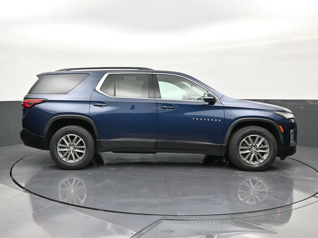 2023 Chevrolet Traverse LT Cloth photo 6