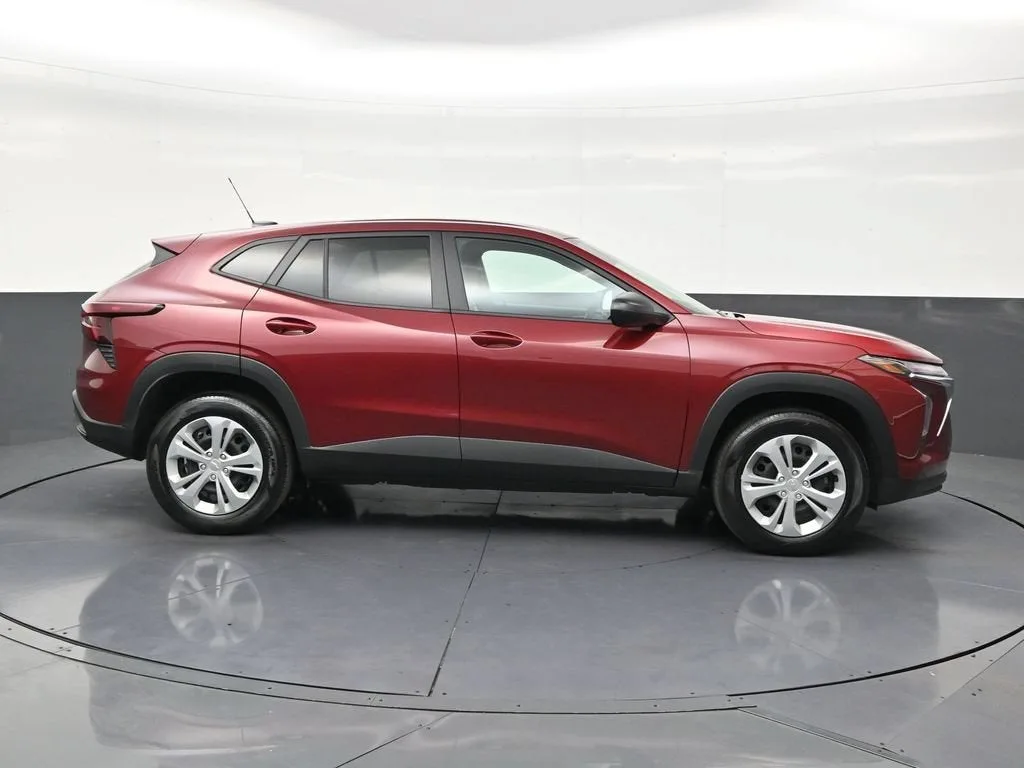 2025 Chevrolet Trax LS photo 7