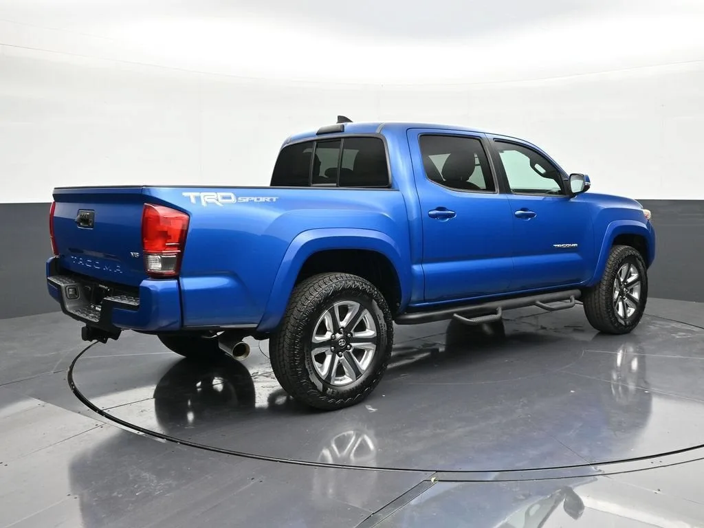 2016 Toyota Tacoma TRD Sport photo 5